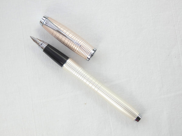 Parker Urban Premium Set in Chiselled Pearl. Brand New. – Collectablepens
