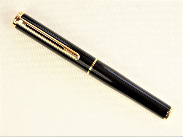 Sheaffer Agio COMPACT Fountain Pen - Black Lacquer With 14K Gold Medium (M) Nib, Gold Trim